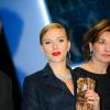 Scarlett Johansson et son César d'honneur à Paris le 28 février 2014.