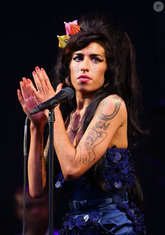 Amy Winehouse en concert à Glastonbury en 2008.