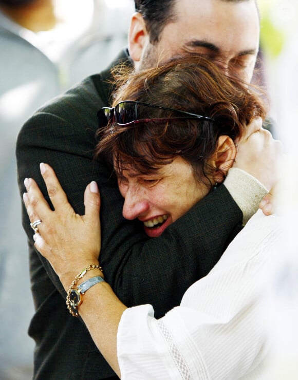 Janis, la mère d'Amy Winehouse et son frère, Alex, au lendemain de la mort de la chanteuse, survenue le 25 juillet 2011 à Londres.