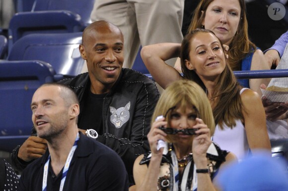 Thierry Henry et sa compagne Andrea Rajacic entourés de Hugh Jackman, son épouse Deborra-Lee Furness et Anna Wintour lors du match entre Roger Federer et Gaël Monfils à l'USTA Billie Jean King National Tennis Center de New York, le 4 septembre 2014