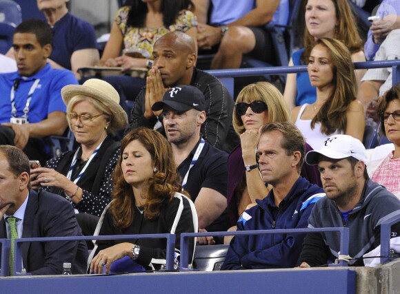Thierry Henry et sa compagne Andrea Rajacic entourés de Hugh Jackman, son épouse Deborra-Lee Furness et Anna Wintour lors du match entre Roger Federer et Gaël Monfils à l'USTA Billie Jean King National Tennis Center de New York, le 4 septembre 2014