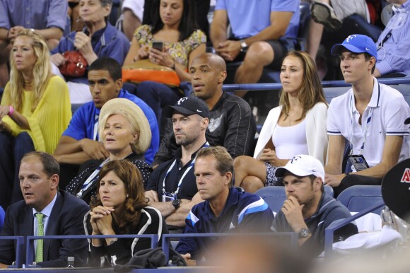Thierry Henry et sa compagne Andrea Rajacic entourés de Hugh Jackman, son épouse Deborra-Lee Furness et Anna Wintour lors du match entre Roger Federer et Gaël Monfils à l'USTA Billie Jean King National Tennis Center de New York, le 4 septembre 2014
