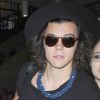 Harry Styles entouré de fans à son arrivée à l'aéroport de Los Angeles, le 5 septembre 2014.