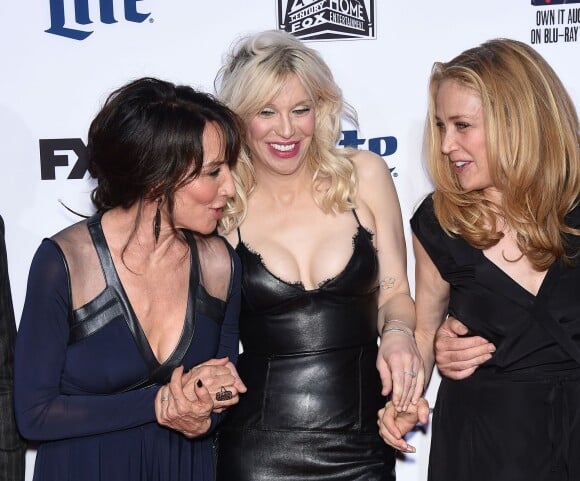 Katey Segal, Courtney Love et Ally Walker à la soirée de lancement de la 7e saison de Sons Of Anarchy au TCL Chinese Theatre à Hollywood, Los Angeles, le 6 septembre 2014