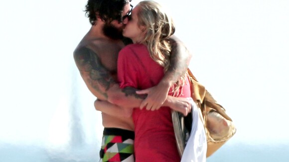 Kesha, amoureuse folle à la plage : Son Brad lui donne des ailes !