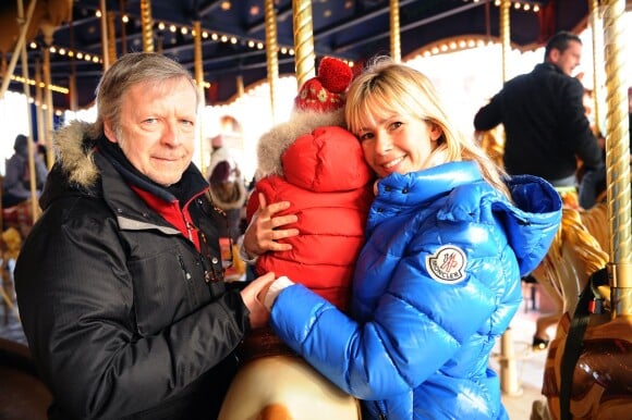 Renaud et son ex-femme Romane Serda posent avec leur fils Marlone à Disneyland Paris, le 12 février 2009.