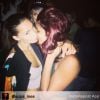 Shy'm embrasse le mannequin transsexuel Ines Rau. Septembre 2014.