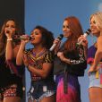  Rochelle Humes, Vanessa White, Una Healy et Mollie King chantent au V Festival à Weston Park en Angleterre, le 17 août 2013.  
  
  