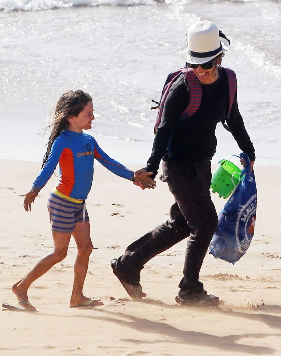 Sara Gilbert, sa femme Linda Perry et ses enfants Levi et Sawyer sur la plage lors de leurs vacances à Hawaii, le 27 août 2014.
