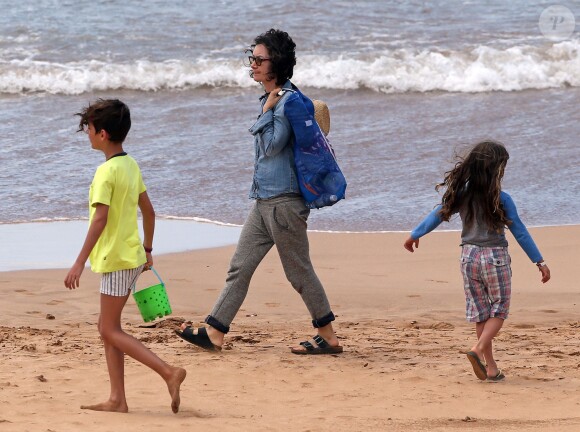 Sara Gilbert, sa femme Linda Perry et ses enfants Levi et Sawyer lors de leurs vacances à Hawaii, le 27 août 2014.