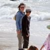 Sara Gilbert, sa femme Linda Perry et ses enfants Levi et Sawyer sur la plage lors de leurs vacances à Hawaii, le 27 août 2014.