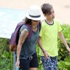 Sara Gilbert, sa femme Linda Perry et ses enfants Levi et Sawyer profitent de la plage lors de leurs vacances à Hawaii, le 26 août 2014.