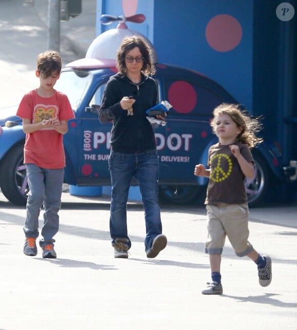 Exclusif - Sara Gilbert se promène avec ses fils Levi et Sawyer à West Hollywood, le 16 mars 2013.