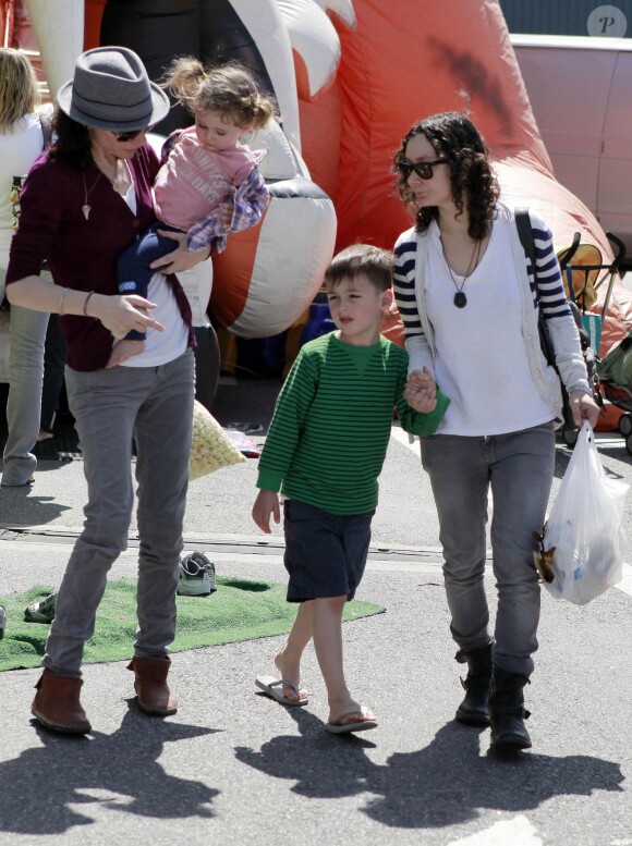 EXCLUSIF - L'ACTRICE SARA GILBERT PASSE DU TEMPS AVEC SES ENFANTS, SAWYER ET LEVI, ET SA NOUVELLE PETITE AMIE A LOS ANGELES  4762176 EXCLUSIVE... ...Exclusive Actress Sara Gilbert and her new girlfriend spend the afternoon with her children Sawyer Gilbert and Levi Gilbert at the Fair In Los Angeles, California on March 28, 2010.28/03/2010 - Los Angeles