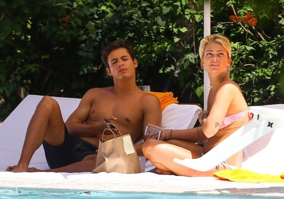 Exclusif - Caroline Receveur et son fiancé Valentin Lucas se relaxent à la piscine de leur hôtel lors de leurs vacances à Miami, le 5 juin 2014.
