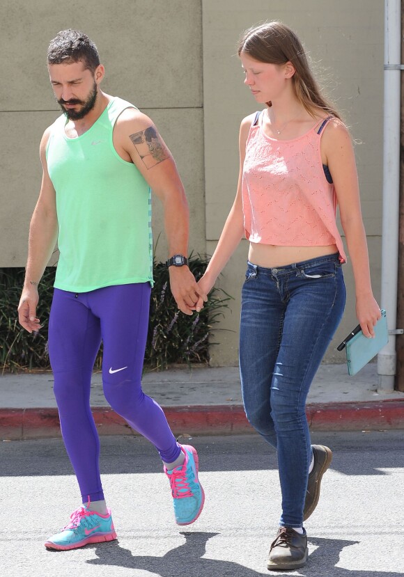 Shia LaBeouf (looké fluo pour faire du sport !) et sa petite amie Mia Goth prenant leur petit déjeuner à Los Angeles le 6 septembre 2014.