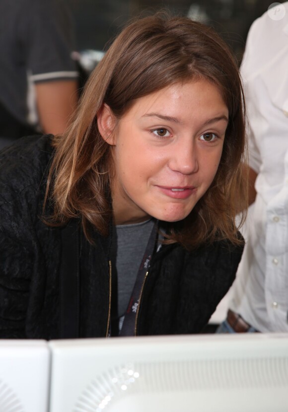 Charity Day BGC 2014 - Adèle Exarchopoulos - Courtier d'un jour pour encourager les clients à passer ce jour là le maximum d'ordres dans la salle des marchés d'Aurel BGC, Rue Vivienne à Paris. Le 11 septembre 2014