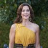La princesse Mary de Danemark, solaire dans les jardins de Fredensborg. La famille royale de Danemark célébrait le 11 septembre 2014 dans l'orangerie du palais de Fredensborg le 150e anniversaire de la Croix-Rouge danoise. La reine Margrethe II et le prince Henrik étaient entourés de la princesse Mary, du prince Joachim et de la princesse Marie, tandis que le prince Frederik se trouvait en Grande-Bretagne pour les Invictus Games.