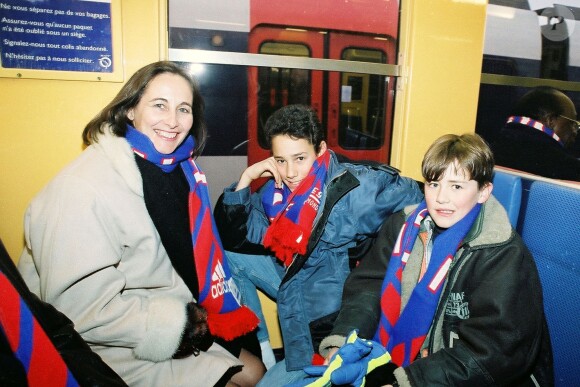 Ségolène Royal et ses deux fils Thomas et Julien à Paris le 17 mars 2007.