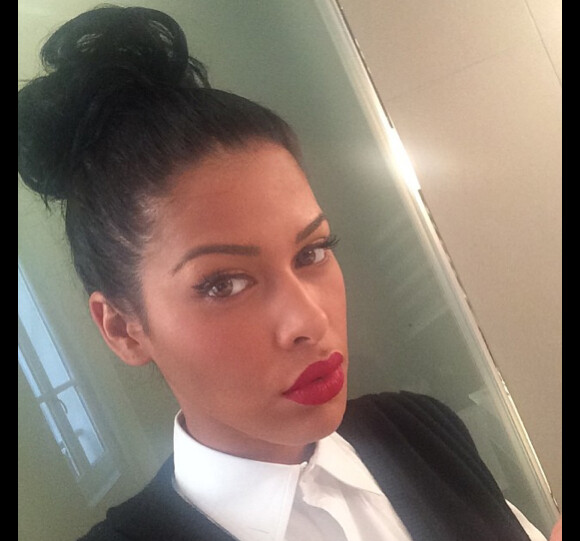 Ayem Nour sexy avec un rouge à lèvres rouge. Instagram. Mai 2014.