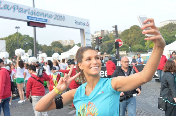 Laury Thilleman (selfie) durant la course La Parisienne 2014 pour la lutte contre le cancer, au Champs de Mars à Paris, le 14 septembre 2014