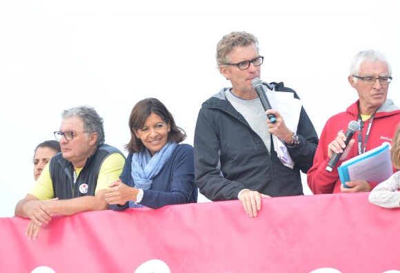 Denis Brogniart et Anne Hidalgo durant la course La Parisienne 2014 pour la lutte contre le cancer, au Champs de Mars à Paris, le 14 septembre 2014