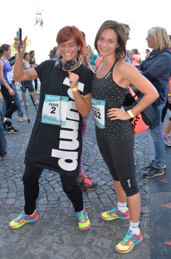 Nathalie Péchalat et Fauve Hautot durant la course La Parisienne 2014 pour la lutte contre le cancer, au Champs de Mars à Paris, le 14 septembre 2014