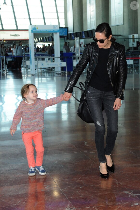 Jennifer Connelly et sa fille Agnès à leur arrivée à l'aéroport de Nice le 18 mai 2014