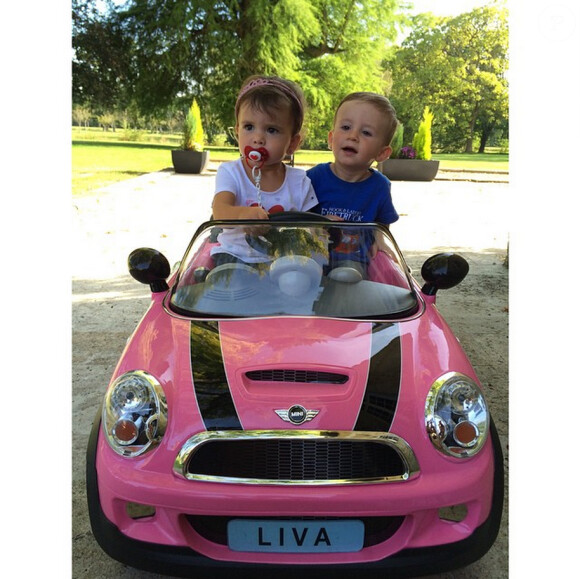Pour l'anniversaire de leur petite Liva, Jade Foret et Arnaud Lagardère ont organisé une magnifique fête au Jardin d'Acclimatation, dans le 16e arrondissement de Paris, mardi 16 septembre 2014. Liva et son cousin Sean au volant de sa première voiture, une Mini Cooper rose.