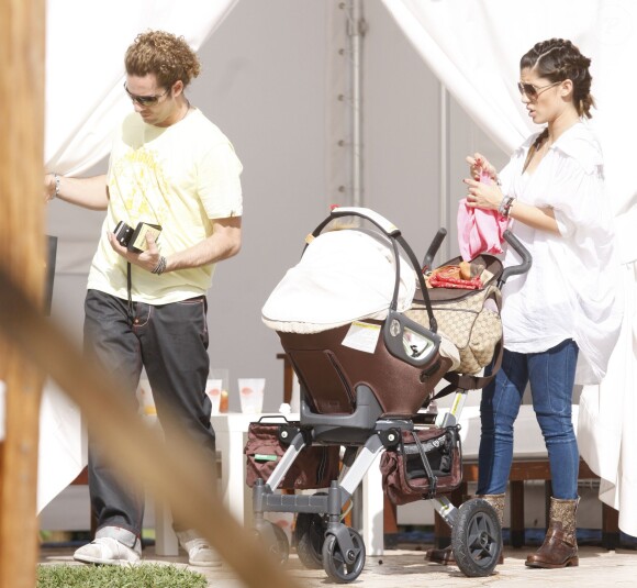 David Bisbal et Elena Tablada avec leur fille Ella à Miami en avril 2010.