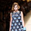 Cara Delevingne défile pour Fendi lors de la Fashion Week de Milan. Le 18 septembre 2014.
