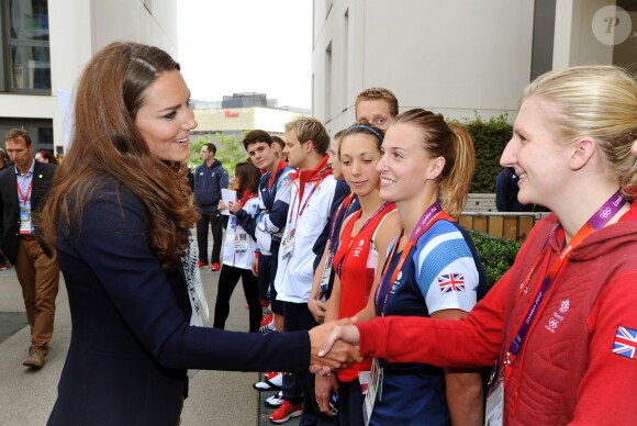 Kate Middleton et Rebecca lors d'une visite de la Team GB du couple princier, au village des athlètes à l'Olympic Park de Stratford à Londres, le 31 juillet 2012