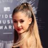 Ariana Grande sur le tapis rouge des MTV Videos Music Awards à Inglewood, le 24 août 2014.