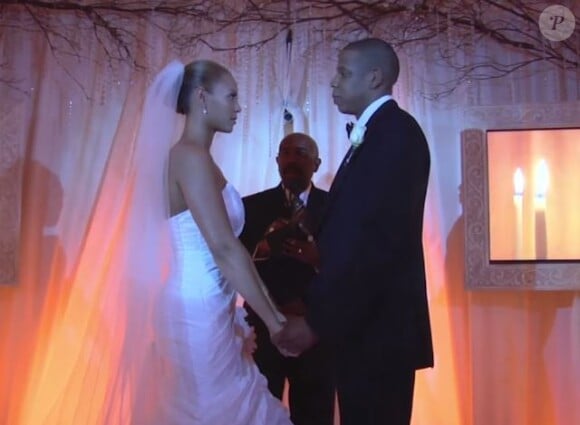 Beyoncé et Jay Z dévoilent les images de leur mariage dans la séquence Young Forever/Halo d'On The Run, documentaire sur leur mini-tournée du même nom, diffusé sur HBO.