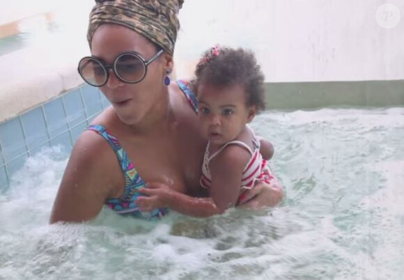 Petit bain mère/fille pour Beyoncé et Blue Ivy dans la séquence Young Forever/Halo d'On The Run, documentaire sur la mini-tournée du même nom de Beyoncé et Jay Z diffusé sur HBO.