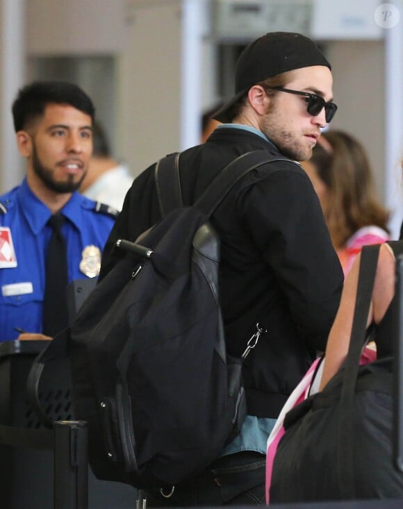 Robert Pattinson arrive à l'aéroport de Los Angeles pour prendre un vol à destination de Toronto, le 8 septembre 2014.