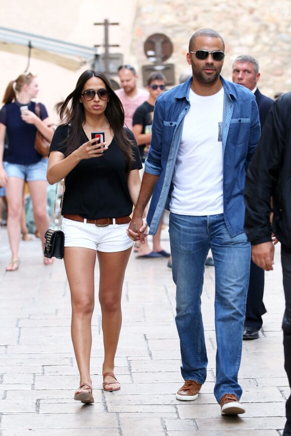 Tony Parker et sa fiancée Axelle lors de leurs vacances à Saint-Tropez, le 1er juillet 2014.