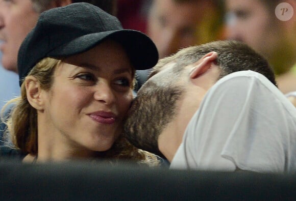 Shakira, enceinte, et son compagnon Gerard Piqué assistent au quart de finale de la coupe du monde de basket entre la Slovénie et les États-Unis à Barcelone le 9 septembre 2014.