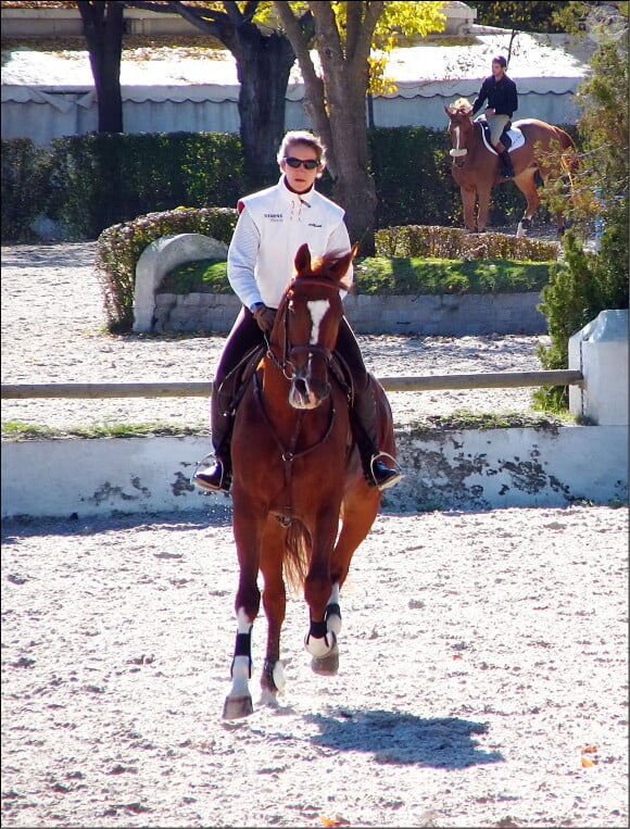 Elena d'Espagne s'entraîne à cheval le 15 novembre 2008 à Madrid.