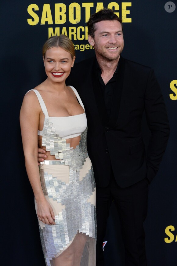Lara Bingle et son compagnon Sam Worthington lors de la première du film "Sabotage" au cinéma "The Regal " à Los Angeles, le 19 mars 2014.