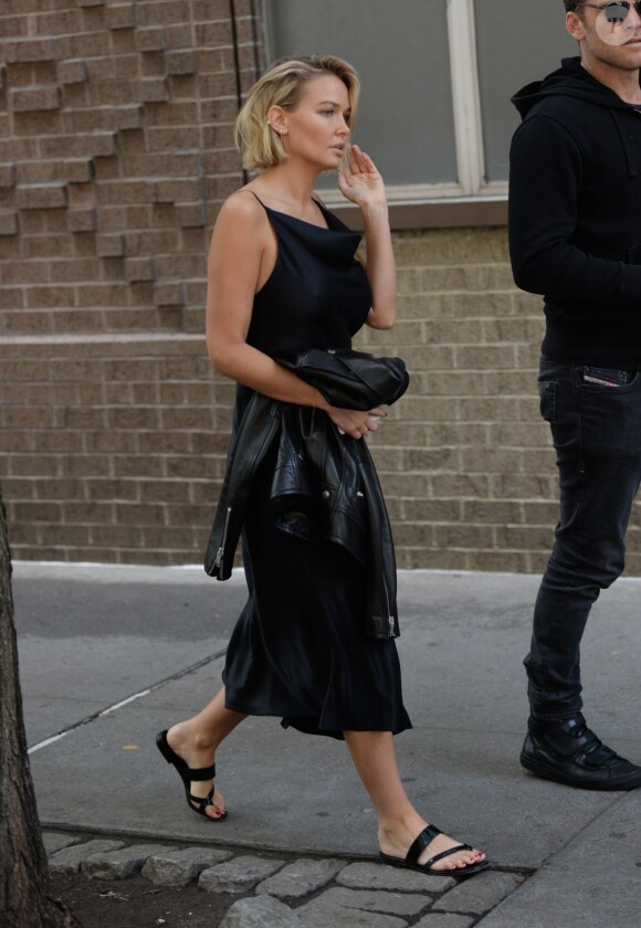 Lara Bingle, compagne de Sam Worthington, arrivant à son hôtel à New York. Lara tente de cacher son baby bump, le 20 septembre 2014