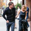 Sam Worthington et sa compagne Lara Bingle arrivant à leur hôtel à New York. Lara tente de cacher son baby bump, le 20 septembre 2014