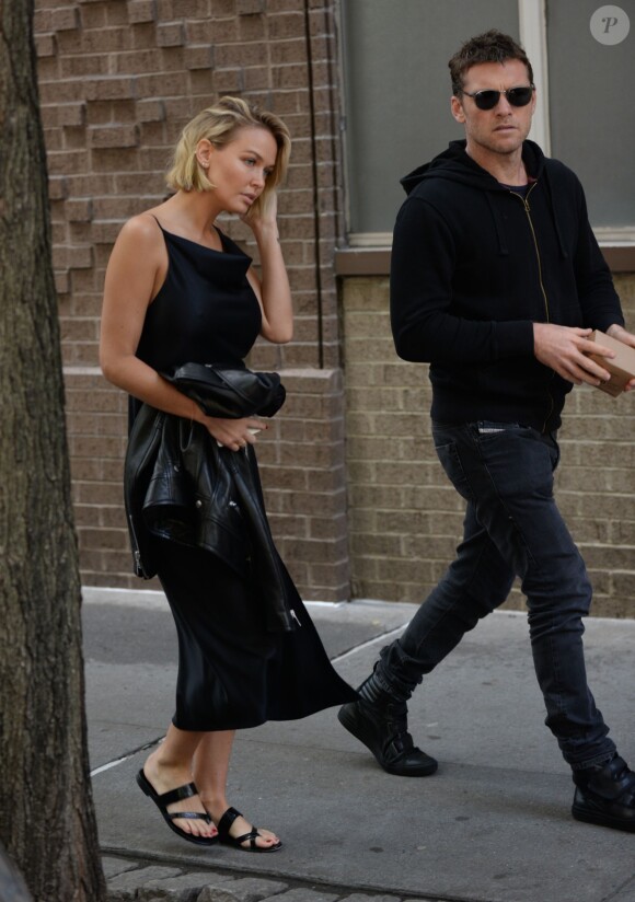 Sam Worthington et sa compagne Lara Bingle arrivant à leur hôtel à New York. Lara tente de cacher son baby bump, le 20 septembre 2014