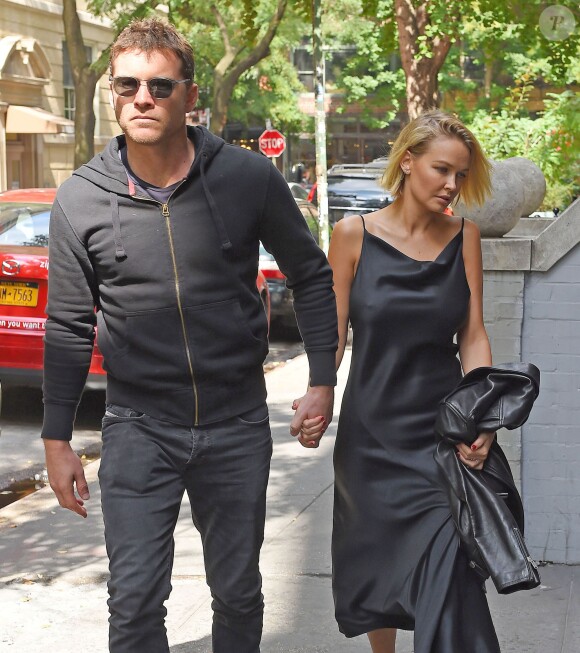 Sam Worthington et sa compagne Lara Bingle arrivant à leur hôtel à New York. Lara tente de cacher son baby bump, le 20 septembre 2014