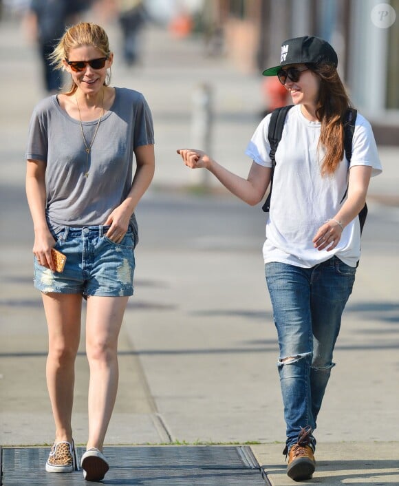 Ellen Page et Kate Mara dans les rues de New York le 17 juin 2014.
