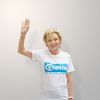 Caroline Sihol prend la pose et lève la main pour l'ONG Plan International dans le cadre de la campagne "50 000 mains levées pour l'éducation des filles"
