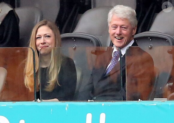 Bill Clinton et sa fille Chelsea à la cérémonie d'hommage officielle à Nelson Mandela au stade de Soccer City à Soweto. Le 10 décembre 2013