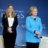 Chelsea (enceinte) et sa mère Hillary Clinton visitent la "The Lower East Side Girls School" à New York. Le 17 avril 2014