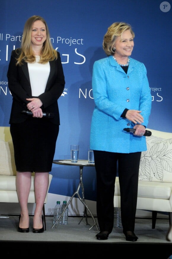 Chelsea (enceinte) et sa mère Hillary Clinton visitent la "The Lower East Side Girls School" à New York. Le 17 avril 2014