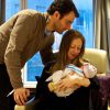 Chelsea Clinton pose avec son mari Marc et leur fille Charlotte, le 27 septembre 2014